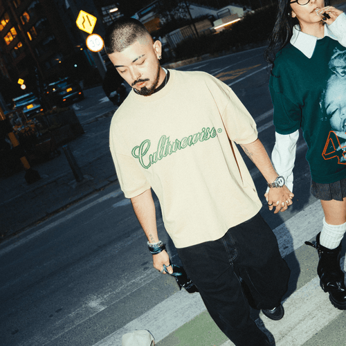 CULTURE WISE PASS THE LOVE CAMISETA OVERSIZED CAMEL WEED CURSIVE LOGO