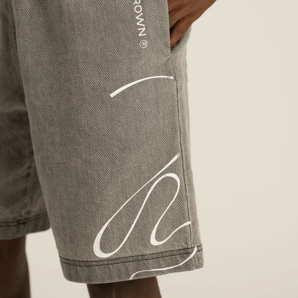 AP CROWN HIDDEN DEPTHS RIVER SHORT OVERSIZE GRIS