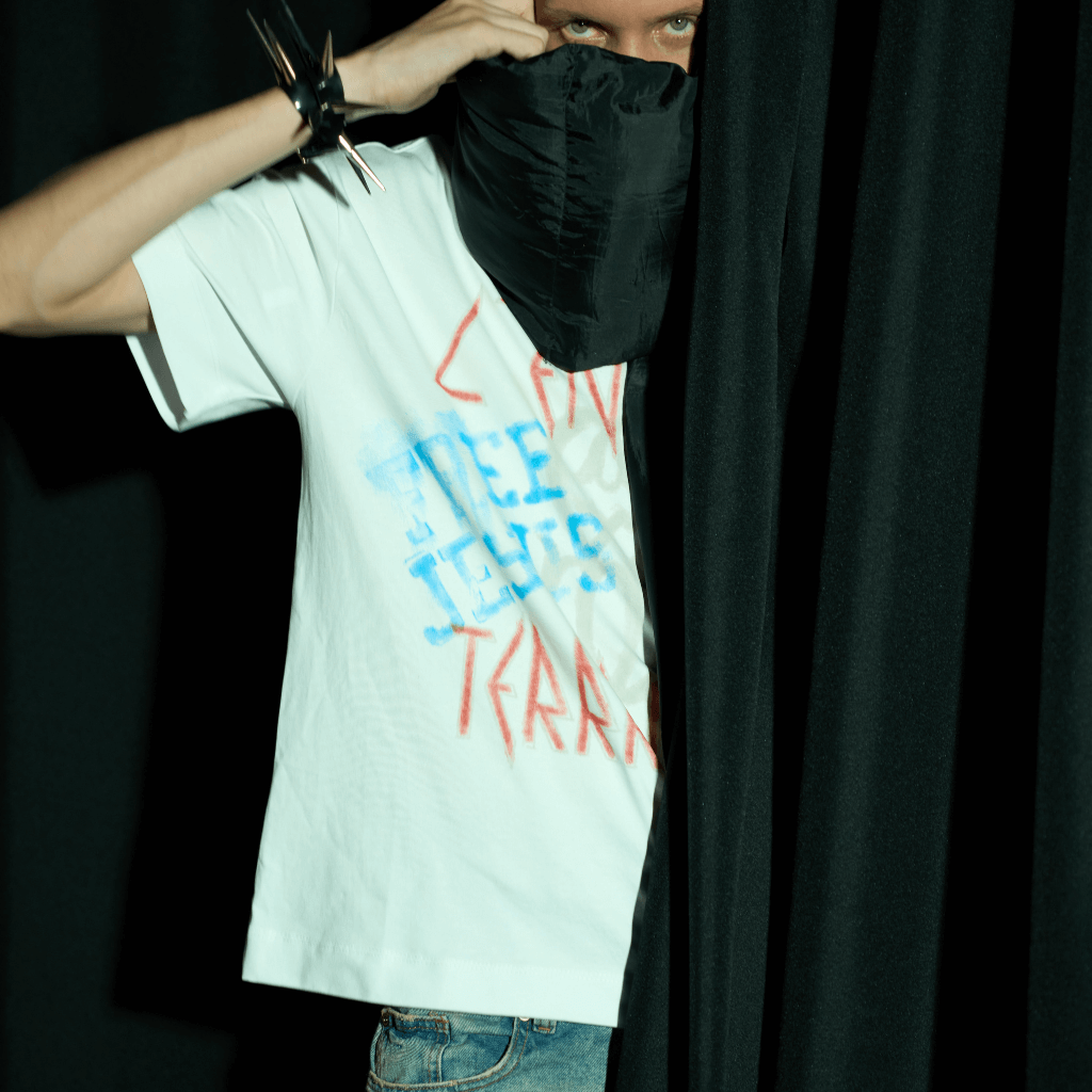 SINNERS FREE JESUS L'ENFANT MONOGRAM CAMISETA OVERSIZE BLANCA