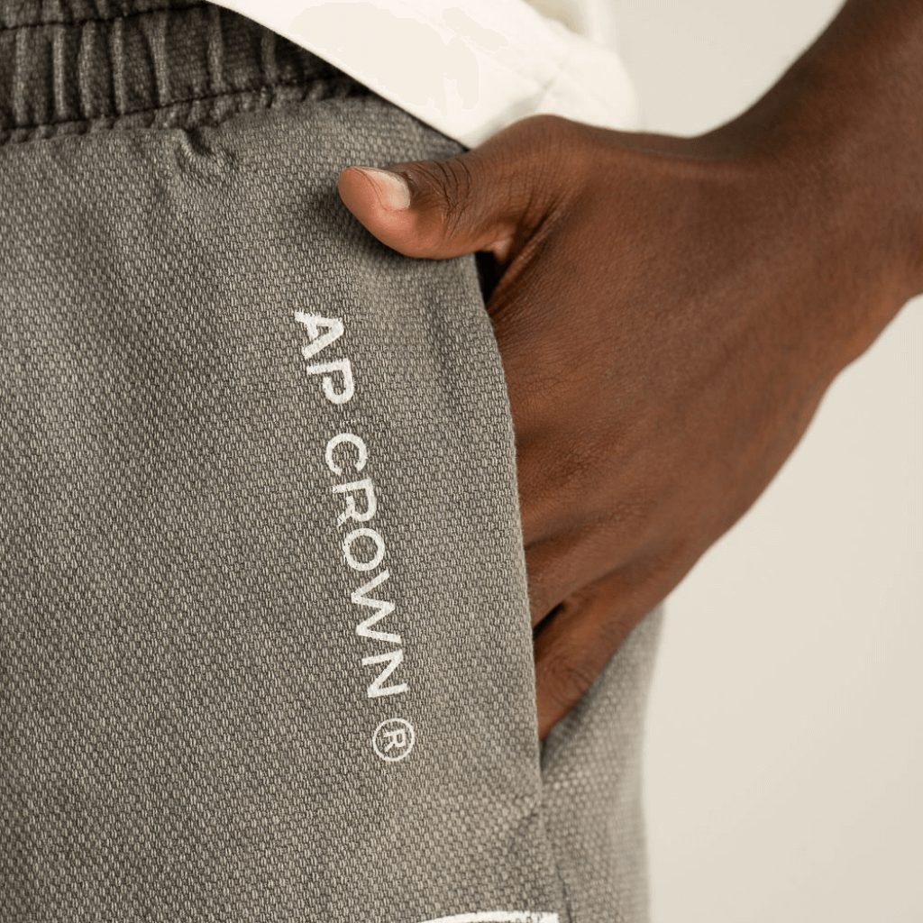 AP CROWN HIDDEN DEPTHS RIVER SHORT OVERSIZE GRIS
