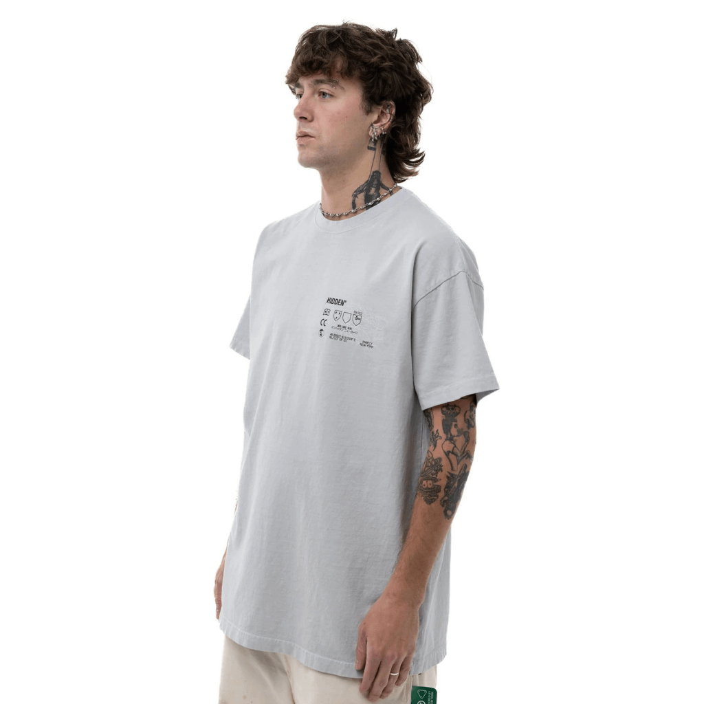 HIDDEN X AVIREX WORLDWIDE CAMISETA GRIS