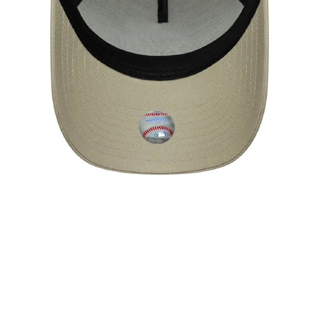 NEW ERA 9FORTY TRUCKER MLB NEW YORK YANKEES LEAGUE ESSENTIALS GORRA AJUSTABLE BEIGE