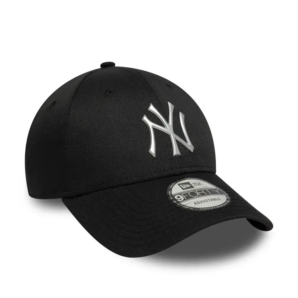 NEW ERA 9FORTY MLB NEW YORK YANKEES METALLIC SILVER LOGO GORRA AJUSTABLE NEGRA