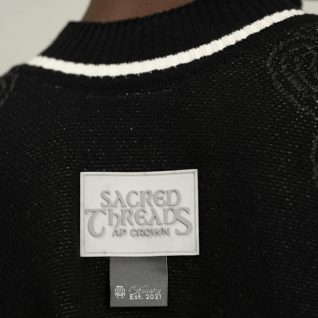 AP CROWN HILOS SAGRADOS ZOHA CAMISETA REGULAR NEGRA