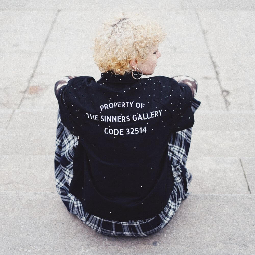 SINNERS LA NOCHE CAMISA DE BOTONES NEGRA