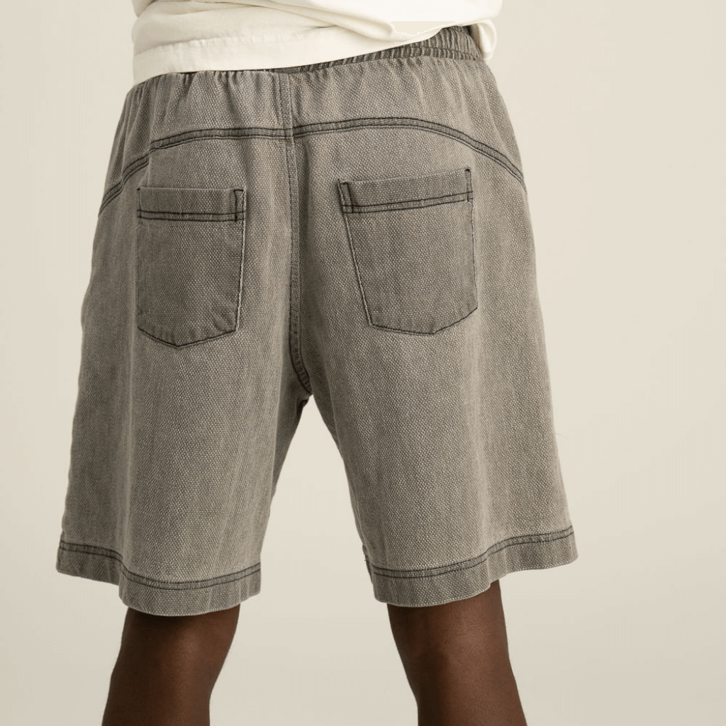 AP CROWN HIDDEN DEPTHS RIVER SHORT OVERSIZE GRIS