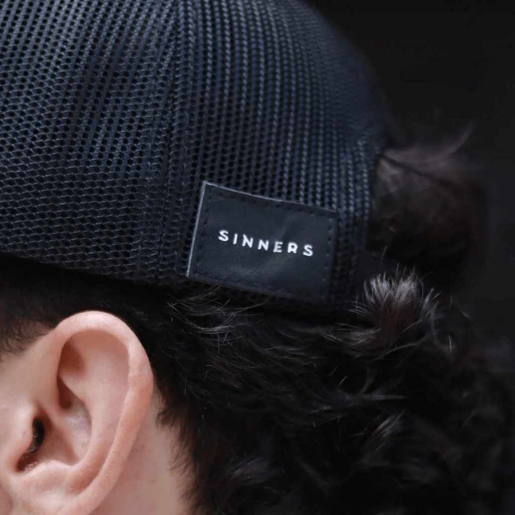 SINNERS NOT A NARCO GORRA AJUSTABLE NEGRO Y BLANCO