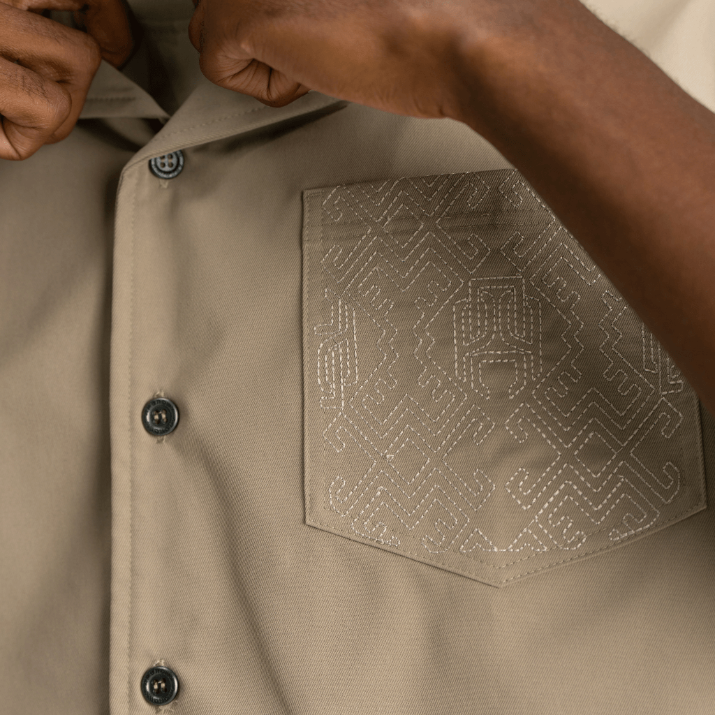 AP CROWN HILOS SAGRADOS YARA CAMISA REGULAR KHAKHI