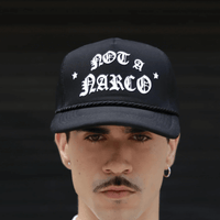 SINNERS NOT A NARCO GORRA AJUSTABLE NEGRO Y BLANCO