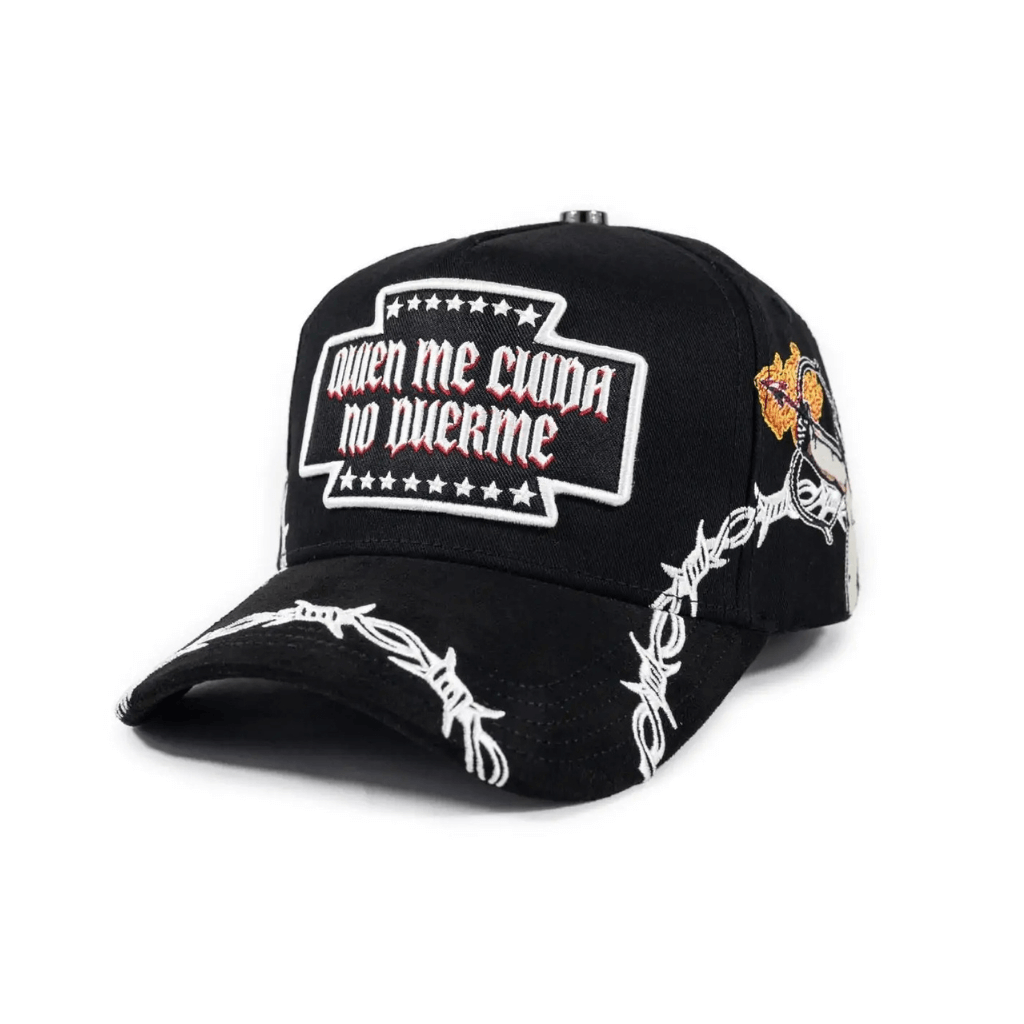 BAEZ x OSCAR MAYDON "QUIEN ME CUIDA NO DUERME" GORRA AJUSTABLE NEGRA