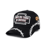 BAEZ x OSCAR MAYDON "QUIEN ME CUIDA NO DUERME" GORRA AJUSTABLE NEGRA