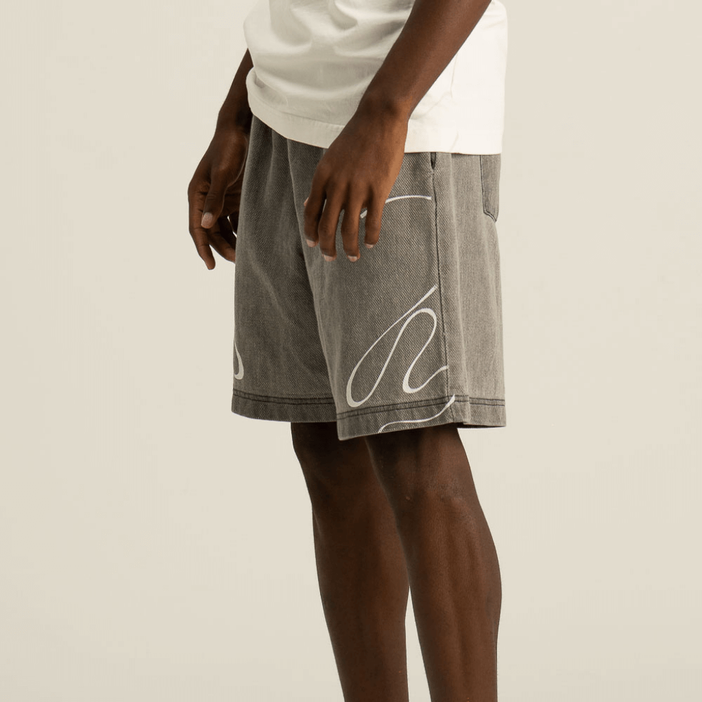 AP CROWN HIDDEN DEPTHS RIVER SHORT OVERSIZE GRIS