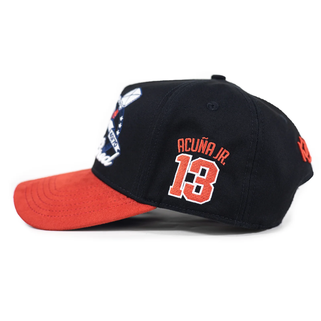 KINGS BRED X RIMAS SPORTS ACUÑA 13 GORRA AJUSTABLE NEGRA / ROJO