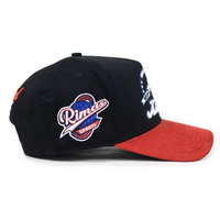 KINGS BRED X RIMAS SPORTS ACUÑA 13 GORRA AJUSTABLE NEGRA / ROJO