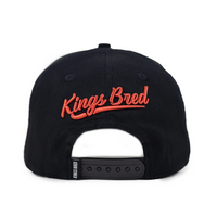 KINGS BRED X RIMAS SPORTS ACUÑA 13 GORRA AJUSTABLE NEGRA / ROJO