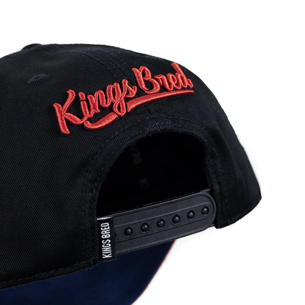 KINGS BRED X RIMAS SPORTS ACUÑA 13 GORRA AJUSTABLE NEGRA / ROJO
