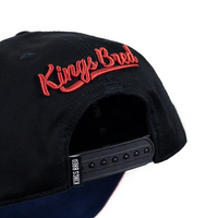 KINGS BRED X RIMAS SPORTS ACUÑA 13 GORRA AJUSTABLE NEGRA / ROJO