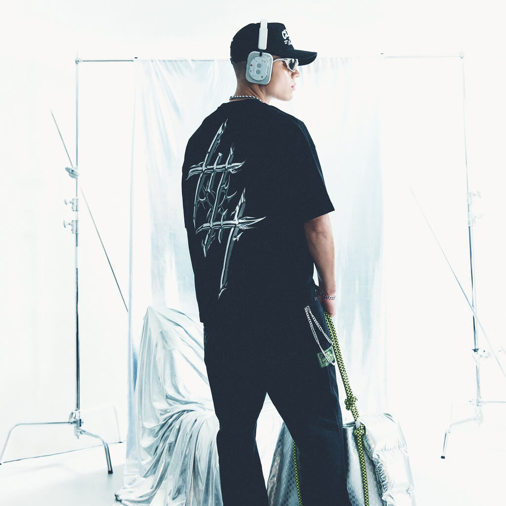 CULTUREWISE CRHOME LOGO CHROME REFLECTIVE CAMISETA OVERSIZE NEGRA