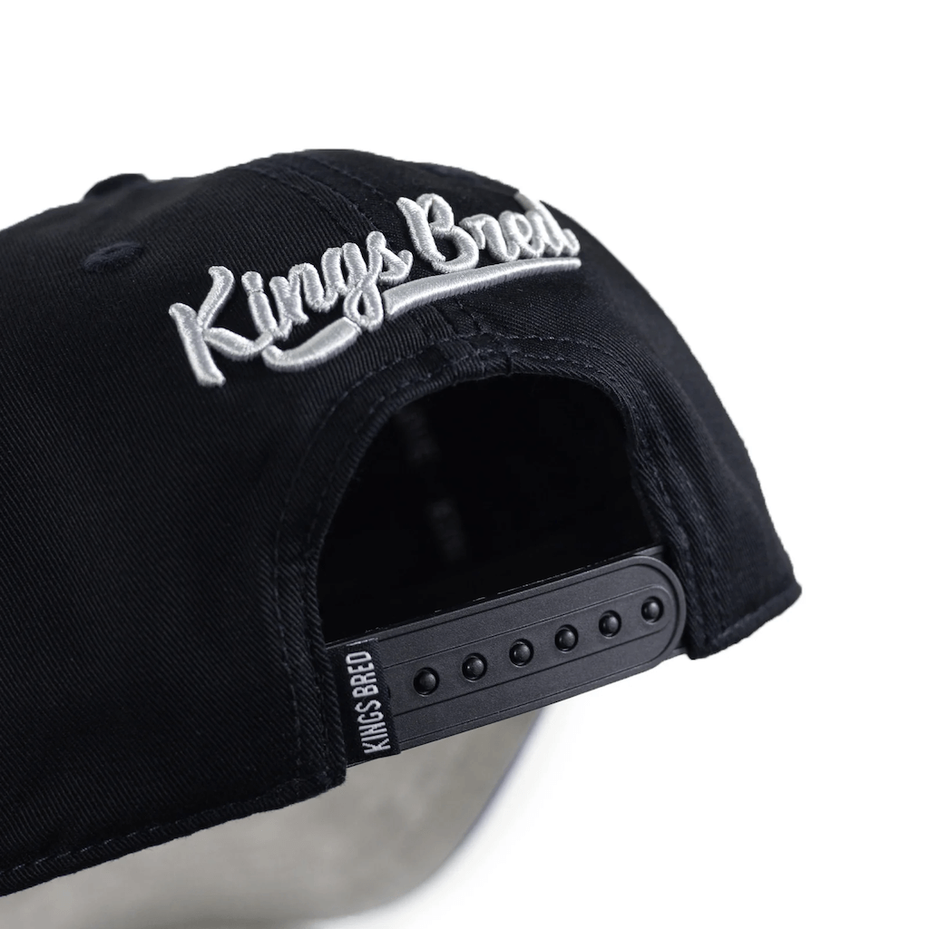 KINGS BRED X RIMAS SPORTS TOVAR 14 GORRA AJUSTABLE NEGRA / MORADO