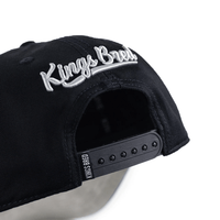 KINGS BRED X RIMAS SPORTS TOVAR 14 GORRA AJUSTABLE NEGRA / MORADO