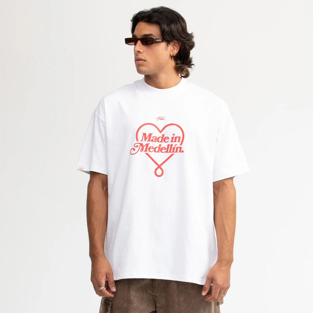 TRUE CAMISETA OVERSIZED MEDELLÍN CAMISETA BLANCA