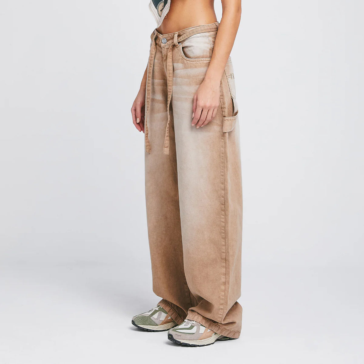 TRUE DIRTY-WASH MID-RISE PANTALON BEIGE