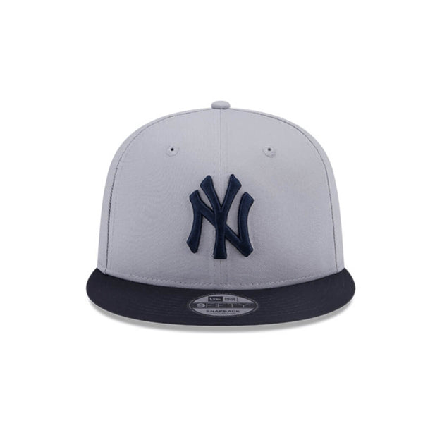 NEW ERA MLB 9FIFTY NY YANKEES CONTRAST SIDE PATCH GORRA AJUSTABLE GRIS / NEGRO