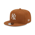 NEW ERA MLB 9FIFTY NY YANKEES ESSENTIALS GORRA AJUSTABLE CAFE LOGO BEIGE