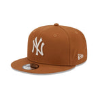 NEW ERA MLB 9FIFTY NY YANKEES ESSENTIALS GORRA AJUSTABLE CAFE LOGO BEIGE