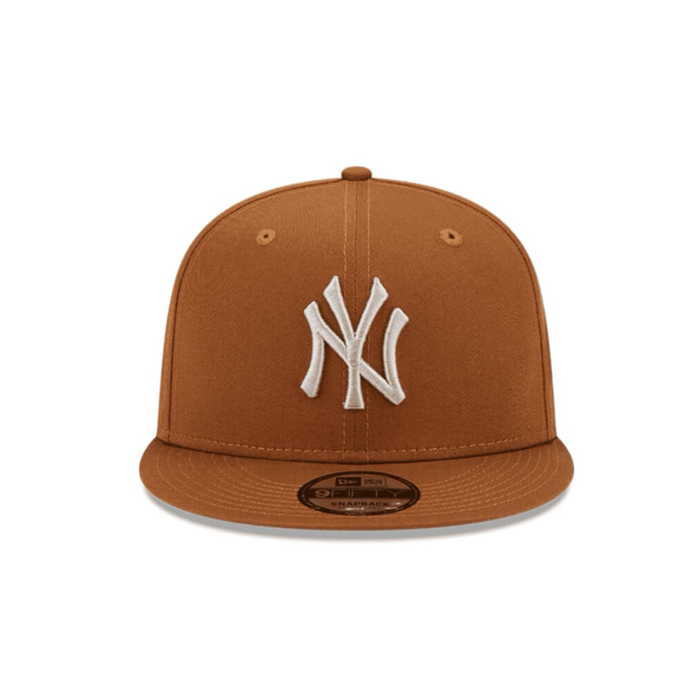 NEW ERA MLB 9FIFTY NY YANKEES ESSENTIALS GORRA AJUSTABLE CAFE LOGO BEIGE