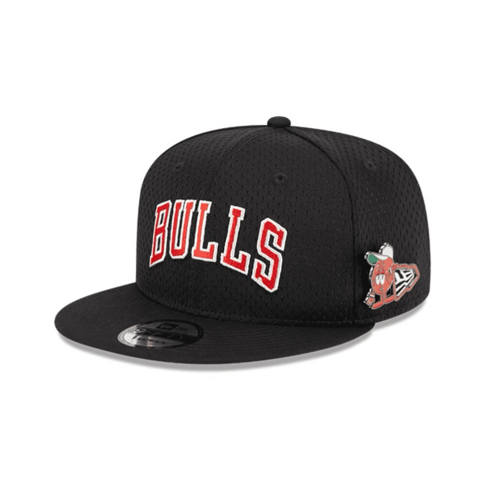 NEW ERA 9FIFTY MLB POST UP CHICAGO BULLS GORRA AJUSTABLE NEGRA LOGO ROJO