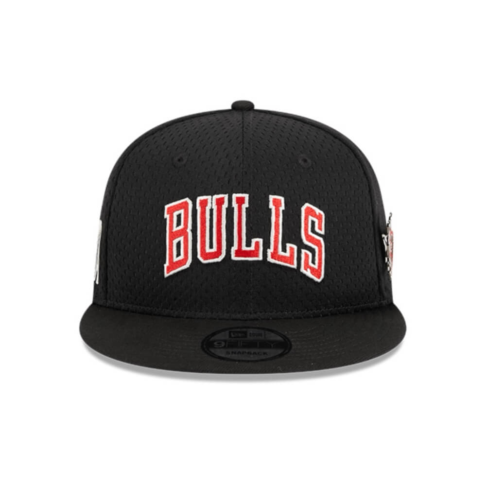 NEW ERA 9FIFTY MLB POST UP CHICAGO BULLS GORRA AJUSTABLE NEGRA LOGO ROJO