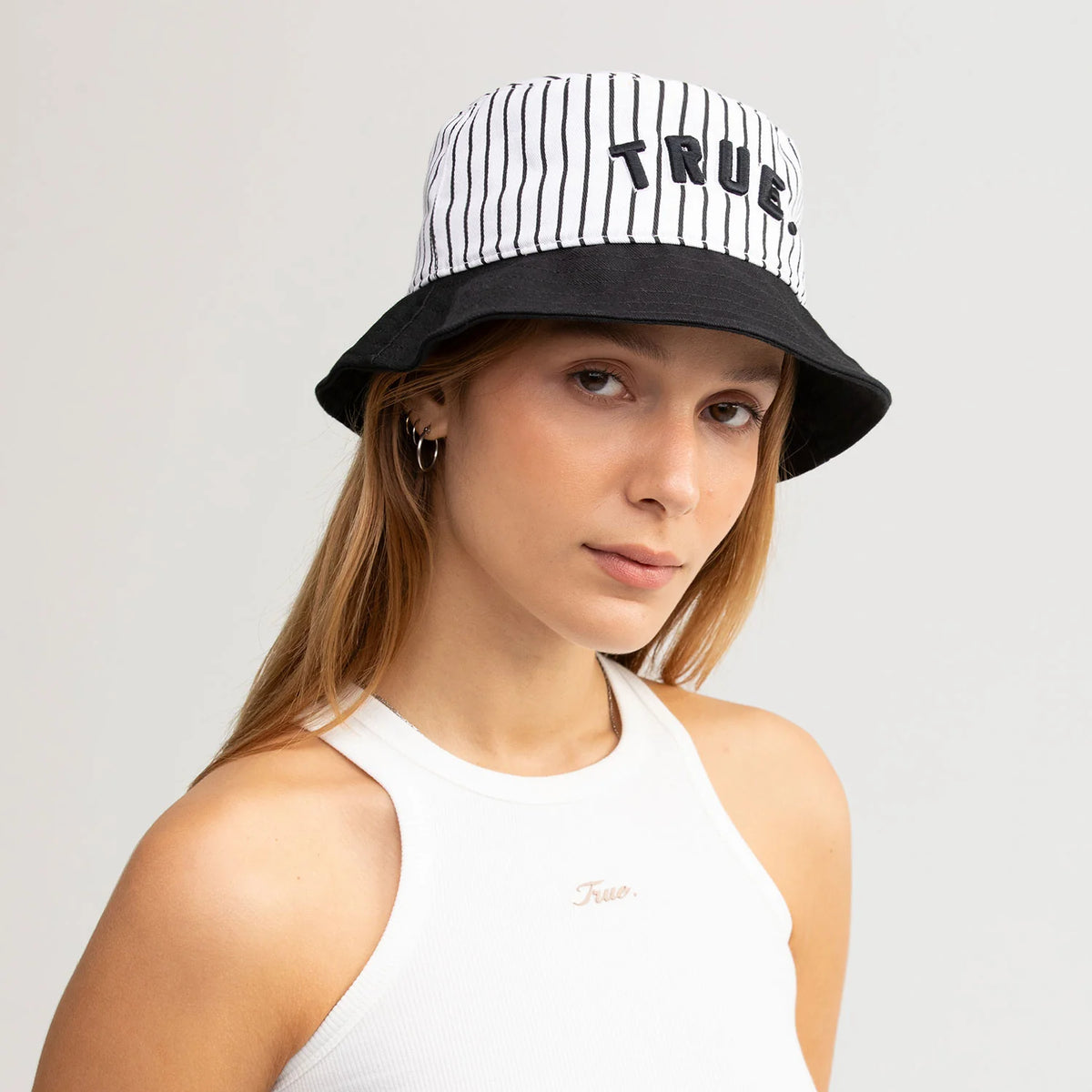 TRUE INTERLUDE BUCKET HAT GORRO NEGRO