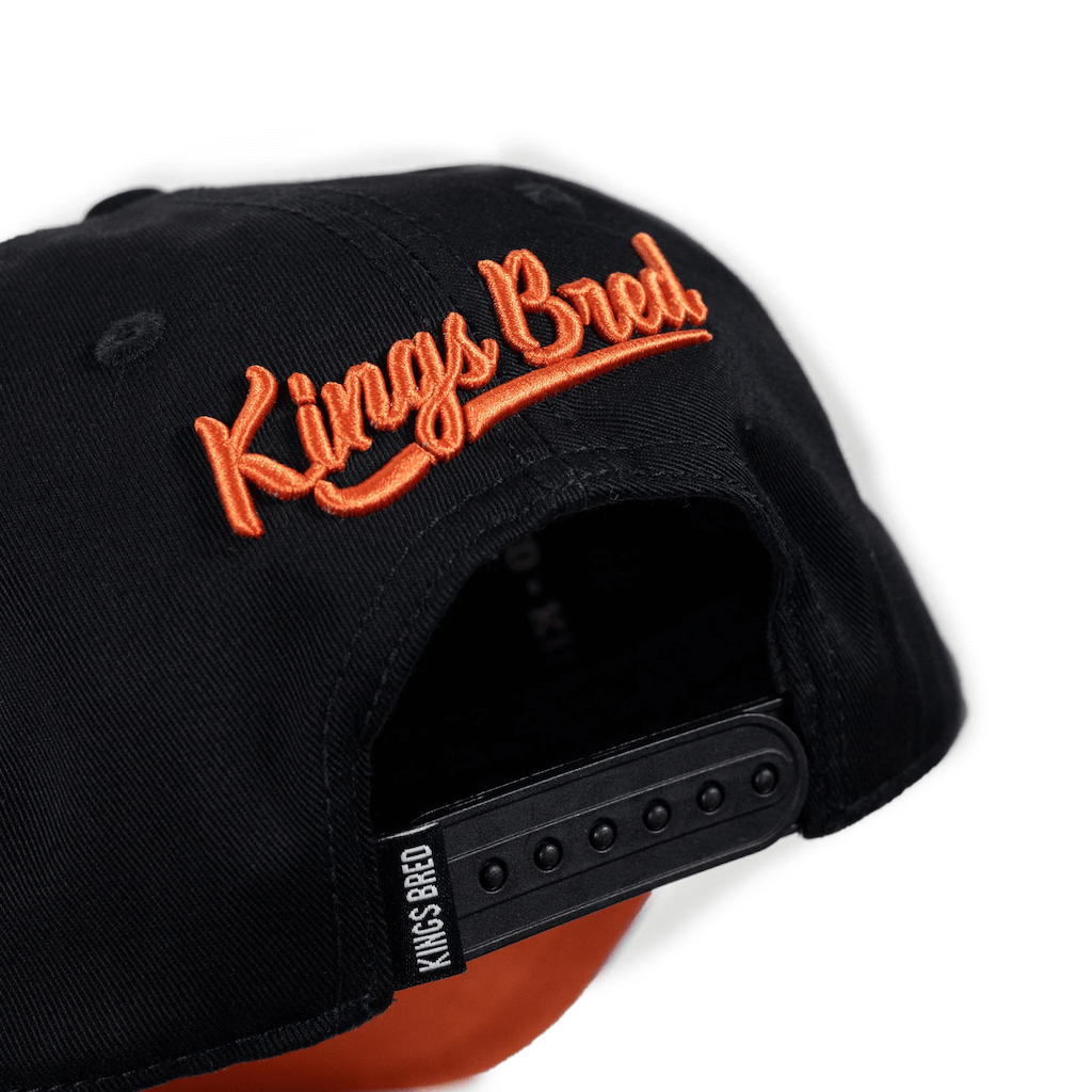 KINGS BRED X RIMAS SPORTS ALVAREZ 4 GORRA AJUSTABLE NEGRA / AZUL