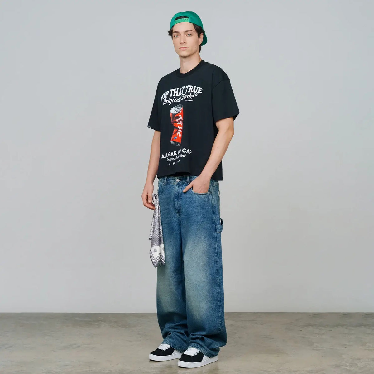 TRUE TOO FRESH TO FAKE IT POP TASTE CAMISETA BOXY NEGRA