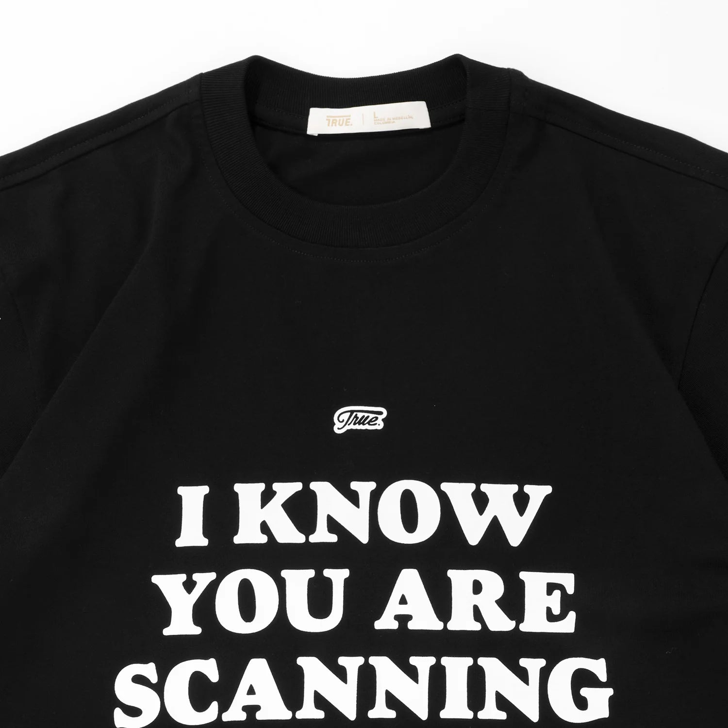 TRUE SCANNING CROPPED TEE CAMISETA NEGRA
