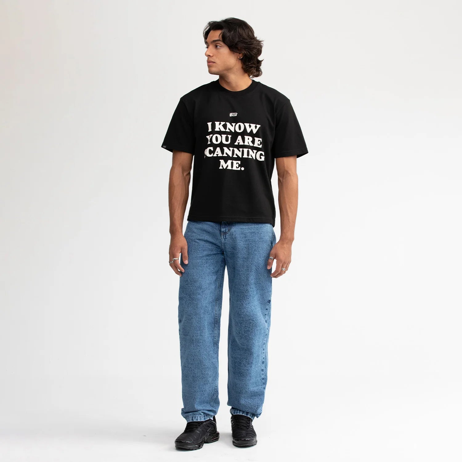 TRUE SCANNING CROPPED TEE CAMISETA NEGRA