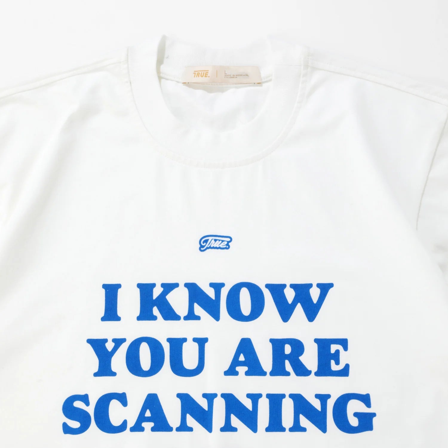 TRUE SCANNING CROPPED TEE CAMISETA BEIGE