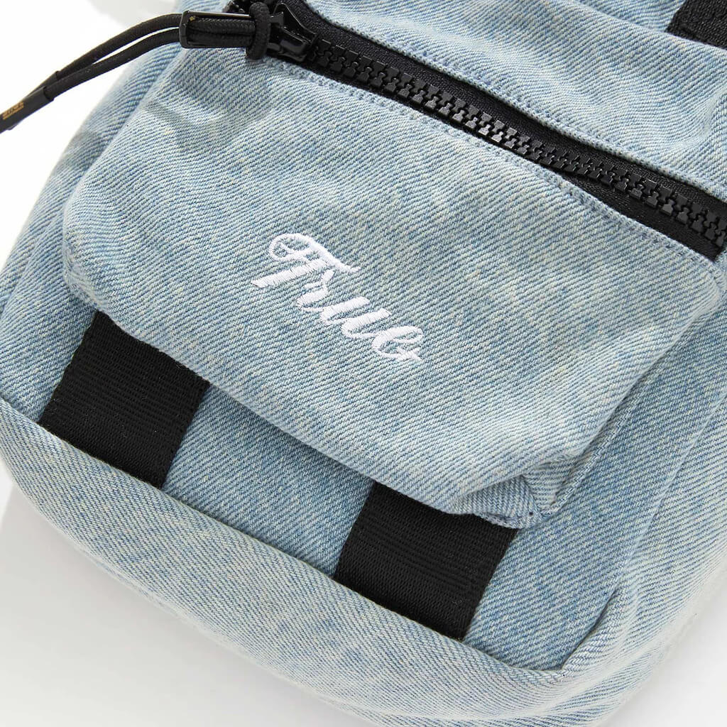 TRUE TOO BRIGHT TO MISS SIDEKICK DENIM CROSSBODY BAG AZUL