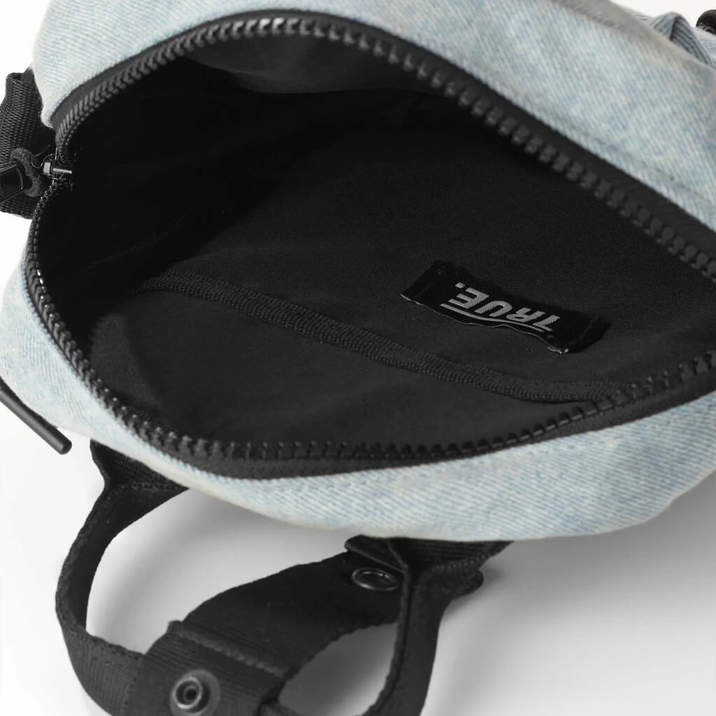 TRUE TOO BRIGHT TO MISS SIDEKICK DENIM CROSSBODY BAG AZUL