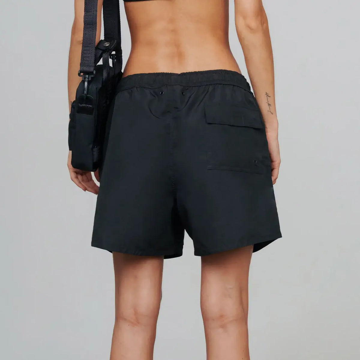 TRUE CLASSICS ACTIVE SHORTS NEGROS