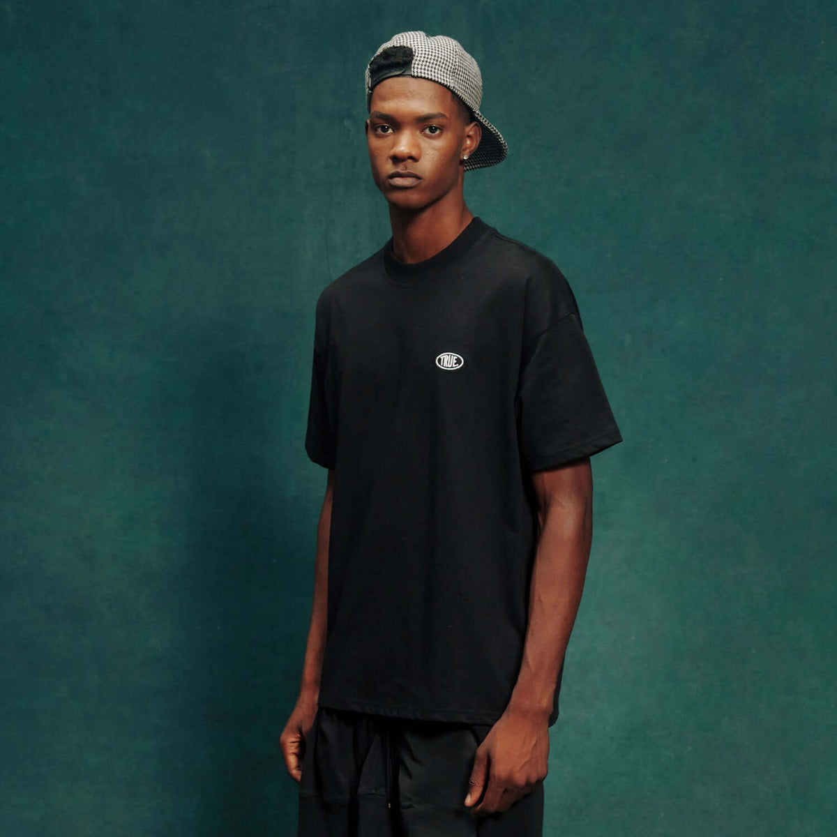 TRUE UNIFORM CAMISETA OVERSIZE NEGRA