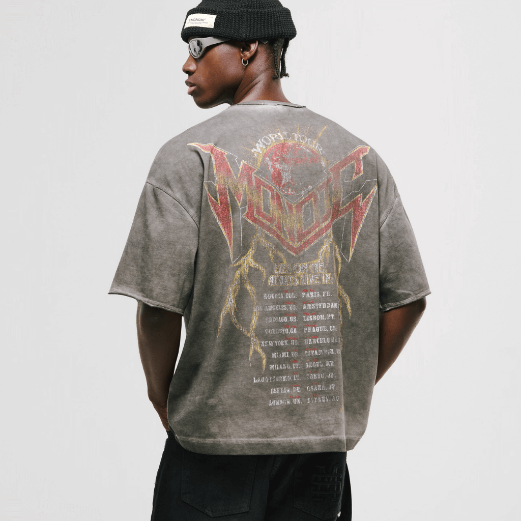 MONOIC RECORDS CAMISETA BOXY FIT WORLD TOUR GRIS DESGASTADO