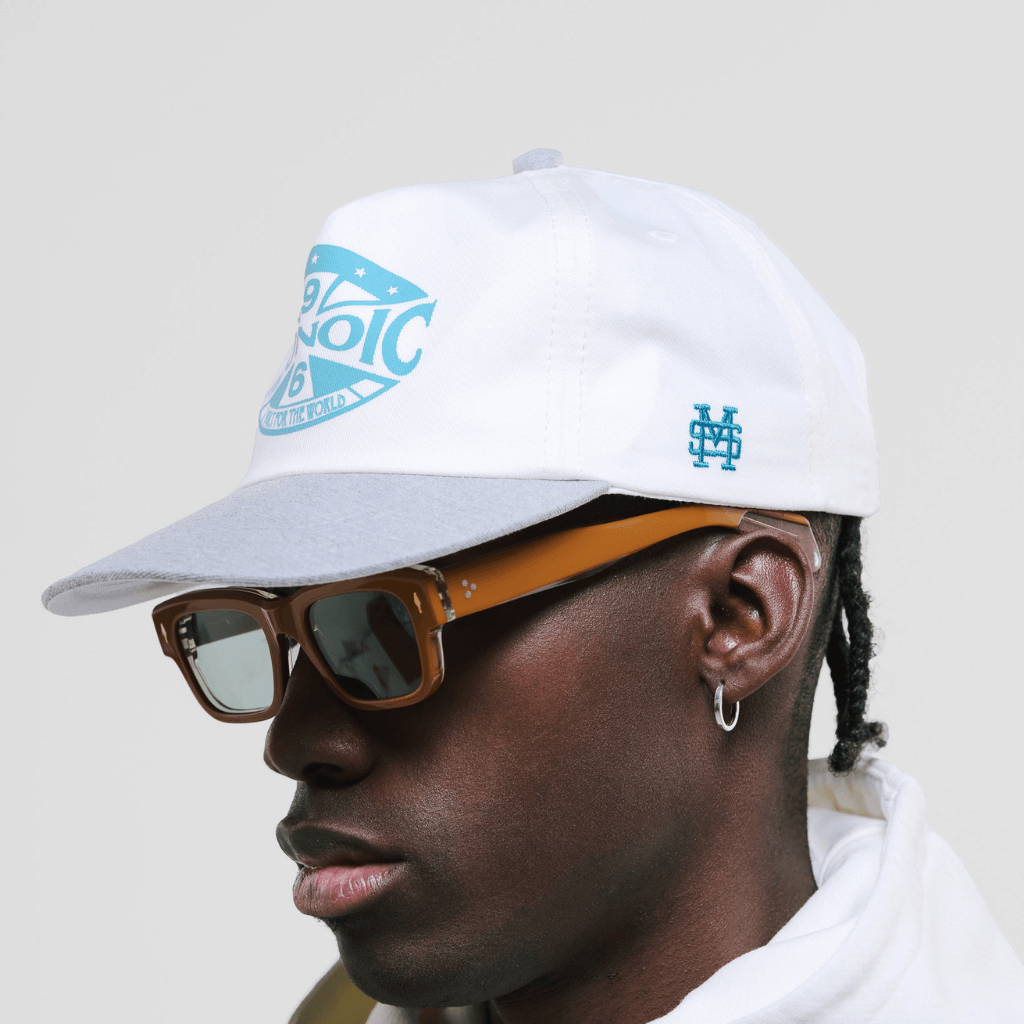 MONOIC RECORDS COMPASS GORRA AJUSTABLE BLANCO HUESO Y AZUL CLARO