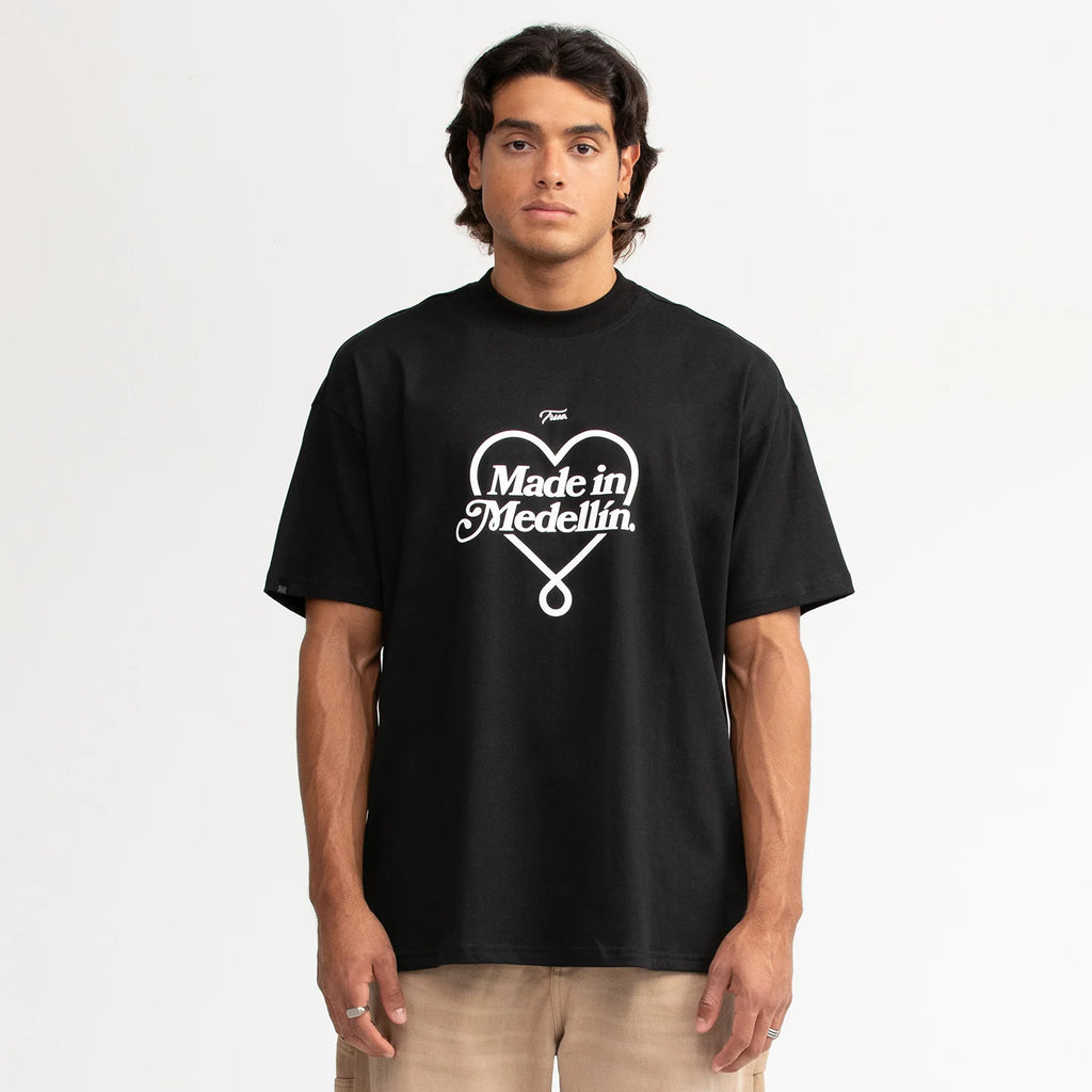TRUE CAMISETA OVERSIZED MEDELLÍN CAMISETA NEGRA