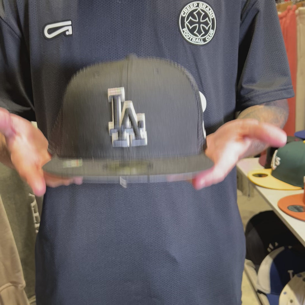 NEW ERA 59FIFTY MLB CAMIONERA LA DODGERS LOGO NEGRO Y BLANCO GORRA CERRADA NEGRA