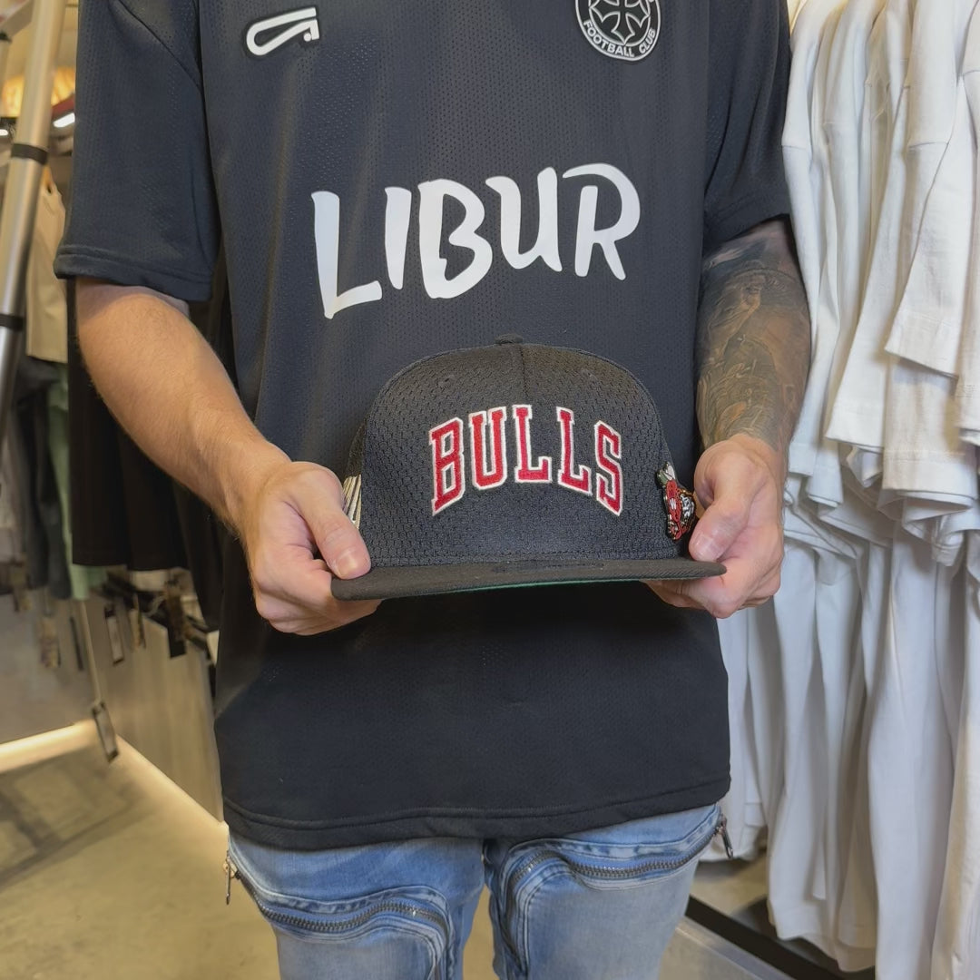 NEW ERA 9FIFTY MLB POST UP CHICAGO BULLS GORRA AJUSTABLE NEGRA LOGO ROJO