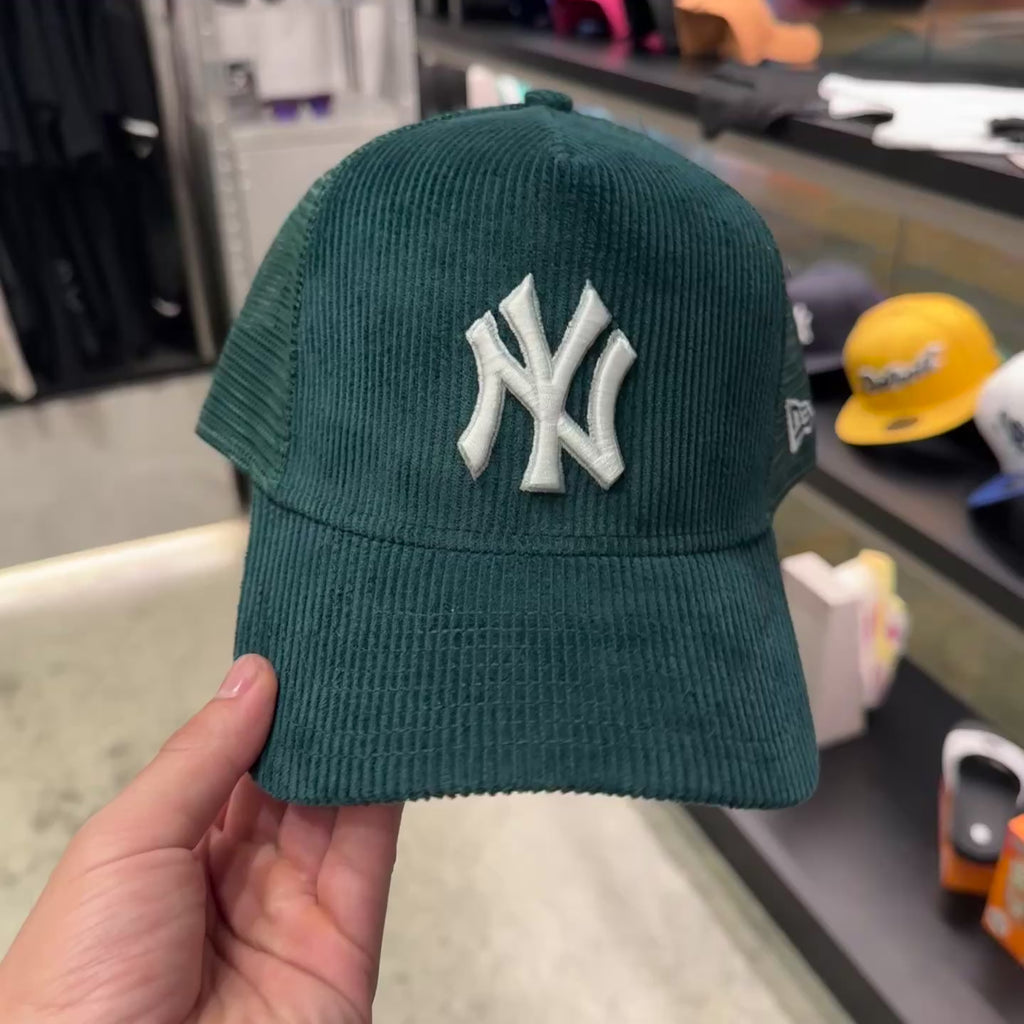 NEW ERA 9FORTY MLB NEW YORK YANKEES CORDUROY GORRA AJUSTABLE CAMIONERA VERDE
