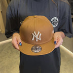 NEW ERA MLB 9FIFTY NY YANKEES ESSENTIALS GORRA AJUSTABLE CAFE LOGO BEIGE