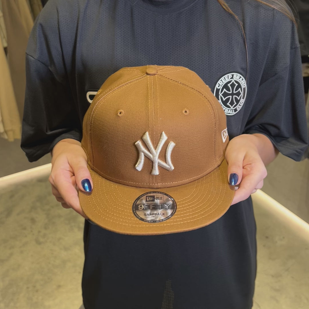 NEW ERA MLB 9FIFTY NY YANKEES ESSENTIALS GORRA AJUSTABLE CAFE LOGO BEIGE